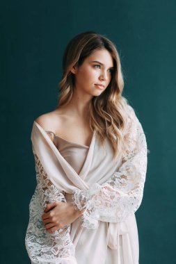 Kadının küçük özel odası ve bir çelenk ve onu elinde bir buket ile gelinlik genç güzel gelin. Londra düğün trendleri, şık photoshoot