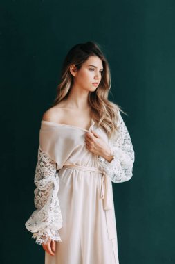 Kadının küçük özel odası ve bir çelenk ve onu elinde bir buket ile gelinlik genç güzel gelin. Londra düğün trendleri, şık photoshoot