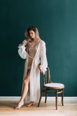 Kadının küçük özel odası ve bir çelenk ve onu elinde bir buket ile gelinlik genç güzel gelin. Londra düğün trendleri, şık photoshoot