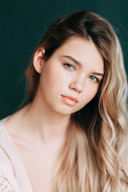 Kadının küçük özel odası ve bir çelenk ve onu elinde bir buket ile gelinlik genç güzel gelin. Londra düğün trendleri, şık photoshoot