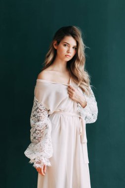 Kadının küçük özel odası ve bir çelenk ve onu elinde bir buket ile gelinlik genç güzel gelin. Londra düğün trendleri, şık photoshoot