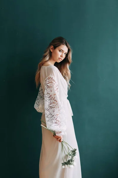 Jeune Belle Mariée Boudoir Robe Mariée Avec Une Couronne Bouquet — Photo