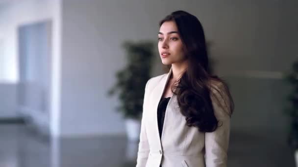 Gyönyörű Orosz Üzleti Lány Karokkal Keresztbe Mosolyogva Állt Office Stílusú — Stock videók