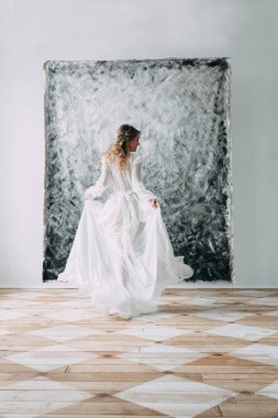 Boya tuval zemin üzerine boudoir elbiseli güzel genç gelin. Düğün trendleri ve fikirler 2018, Bahar ilham. Düğün Studio