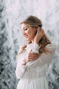 Boya tuval zemin üzerine boudoir elbiseli güzel genç gelin. Düğün trendleri ve fikirler 2018, Bahar ilham. Düğün Studio