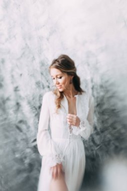 Boya tuval zemin üzerine boudoir elbiseli güzel genç gelin. Düğün trendleri ve fikirler 2018, Bahar ilham. Düğün Studio