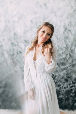 Boya tuval zemin üzerine boudoir elbiseli güzel genç gelin. Düğün trendleri ve fikirler 2018, Bahar ilham. Düğün Studio