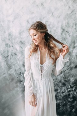 Boya tuval zemin üzerine boudoir elbiseli güzel genç gelin. Düğün trendleri ve fikirler 2018, Bahar ilham. Düğün Studio