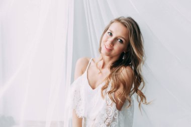 Hafif bir düğün gelinin elbise kırmızı çiçekler, İskandinav tarzı hafif bir duvara bir buket. Avrupa düğün, çağdaş eğilimler ve ilham