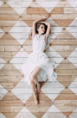 Hafif bir düğün gelinin elbise kırmızı çiçekler, İskandinav tarzı hafif bir duvara bir buket. Avrupa düğün, çağdaş eğilimler ve ilham