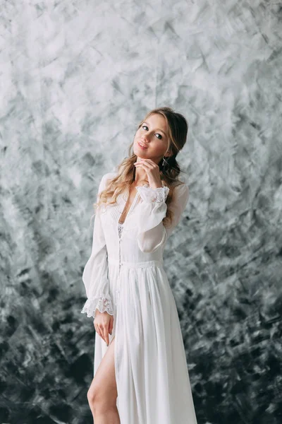 Gyönyörű Fiatal Menyasszony Budoár Ruha Rajzvászon Háttérszínén Festékkel Esküvői Trendek — Stock Fotó