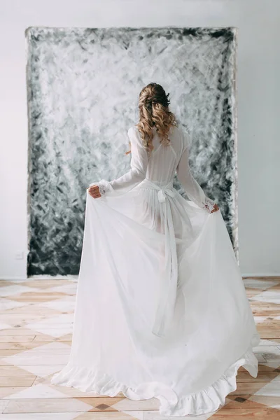 Boya tuval zemin üzerine boudoir elbiseli güzel genç gelin. Düğün trendleri ve fikirler 2018, Bahar ilham. Düğün Studio
