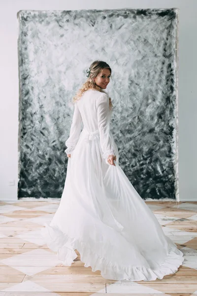 美丽的年轻新娘在闺房的衣服上的画布背景与油漆 婚礼的趋势和想法 2018 春天的灵感 婚礼在演播室 — 图库照片