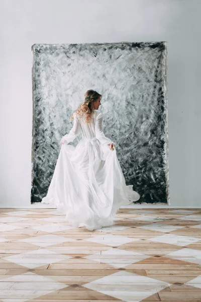 Boya tuval zemin üzerine boudoir elbiseli güzel genç gelin. Düğün trendleri ve fikirler 2018, Bahar ilham. Düğün Studio