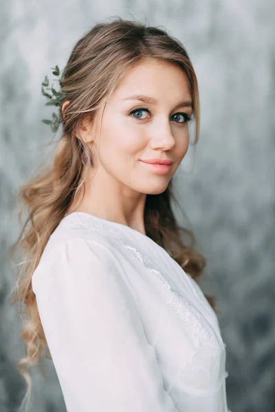 美丽的年轻新娘在闺房的衣服上的画布背景与油漆 婚礼的趋势和想法 2018 春天的灵感 婚礼在演播室 — 图库照片