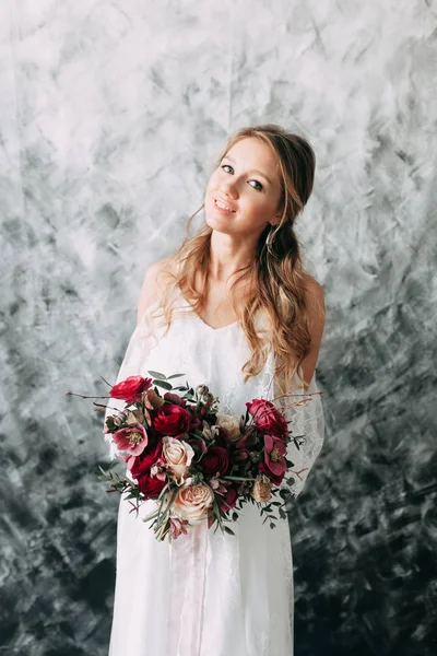 Schöne Junge Braut Hochzeitskleid Auf Leinwand Hintergrund Mit Pastell Zartes — Stockfoto