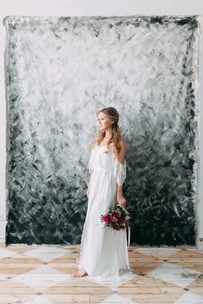 美丽的年轻新娘在婚纱礼服上的画布背景柔和 细腻的图像与鲜艳的颜色 摄影中的约束伽玛与现代趋势 — 图库照片
