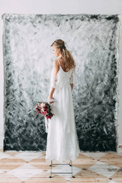 Bela Noiva Jovem Vestido Noiva Sobre Tela Fundo Com Pastel — Fotografia de Stock