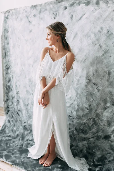 美丽的年轻新娘在婚纱礼服上的画布背景柔和 细腻的图像与鲜艳的颜色 摄影中的约束伽玛与现代趋势 — 图库照片