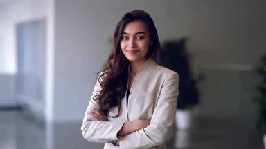 Güzel Rus iş kız geçti ve gülümseyen silah ile ayakta. Office stili ve işletme resmi, iş toplantı ve tebrik