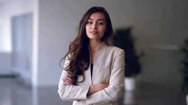 Güzel Rus iş kız geçti ve gülümseyen silah ile ayakta. Office stili ve işletme resmi, iş toplantı ve tebrik