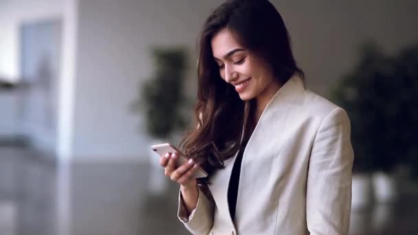 Piękny Rosyjski Biznesu Dziewczyna Telefonem Ręce Uśmiechając Się Biuro Styl — Wideo stockowe