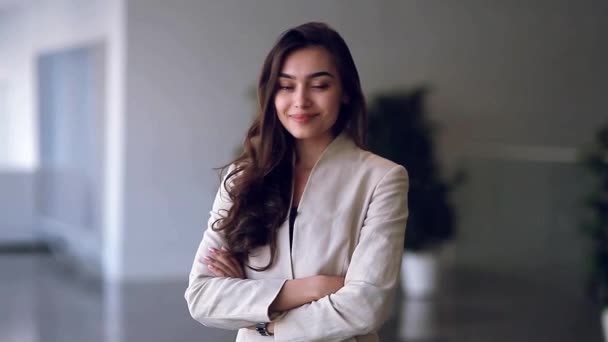 Vackra Ryska Företag Flicka Som Står Med Armarna Korsade Och — Stockvideo