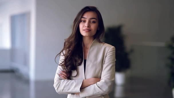美丽的俄罗斯商业女孩站在双臂交叉和微笑 办公风格 商务形象 商务会议和问候 — 图库视频影像