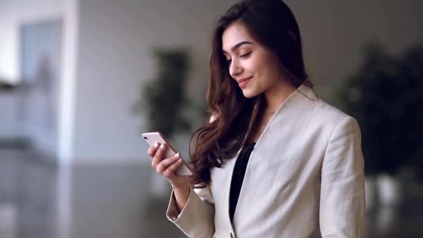 Όμορφη Ρωσική Επιχειρηματική Κορίτσι Ένα Τηλέφωνο Στα Χέρια Της Χαμογελώντας — Αρχείο Βίντεο