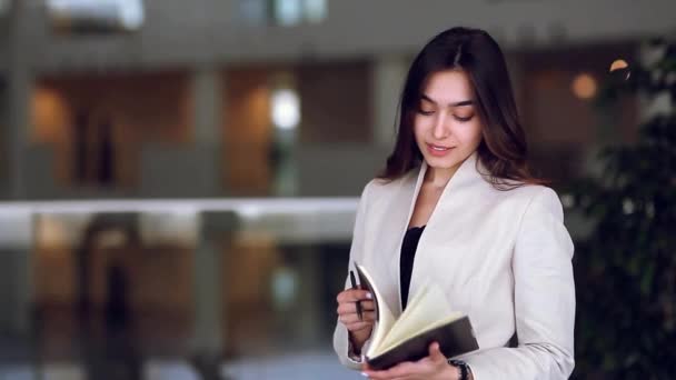 Mulher Negócios Bonito Com Bloco Notas Mão Abre Folhas Guloseimas — Vídeo de Stock