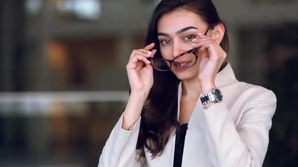 Schöne Geschäftsfrau Mit Brille Nimmt Sie Und Setzt Sie Auf — Stockvideo