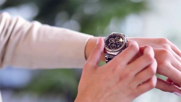 Mãos Rapariga Com Relógio Ver Horas Situação Negócios Atraso Fundo — Vídeo de Stock