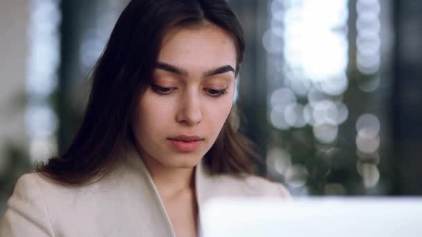 Linda Menina Negócios Bonito Trabalhando Café Freelancer Olha Para Portátil — Vídeo de Stock