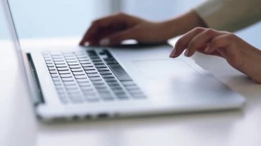 Güzel elleri Klavye, laptop çalışan yazarak kızla iş. Metni yazar, peygamberler içinde iletişim kurar ve makaleler düzenler. Bir güzel ışık ve elleri üzerinde bokeh.