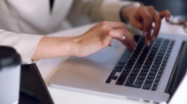 Güzel elleri Klavye, laptop çalışan yazarak kızla iş. Metni yazar, peygamberler içinde iletişim kurar ve makaleler düzenler. Bir güzel ışık ve elleri üzerinde bokeh.
