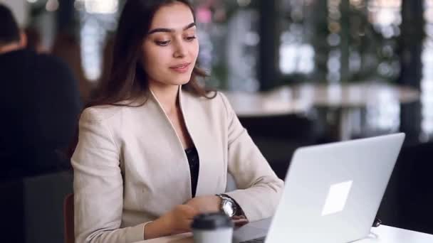 Gyönyörű Üzlet Lány Dolgozik Telefon Munkahelyen Egy Laptop Élvezi Sikert — Stock videók