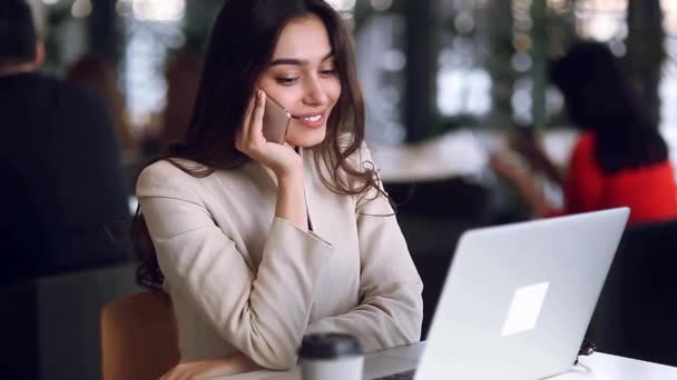 Gyönyörű Üzlet Lány Dolgozik Telefon Munkahelyen Egy Laptop Élvezi Sikert — Stock videók