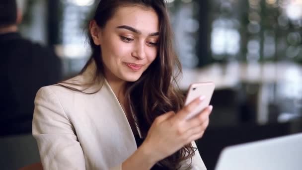 Mooie Business Meisje Werkt Telefoon Aan Het Werk Een Laptop — Stockvideo