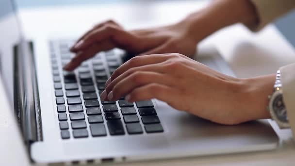 Menina Negócios Com Belas Mãos Digitando Teclado Executando Laptop Escreve — Vídeo de Stock