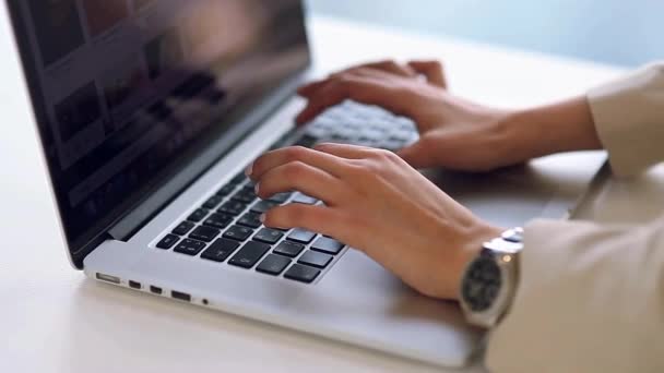 Business Girl Avec Belles Mains Tapant Sur Clavier Cours Exécution — Video