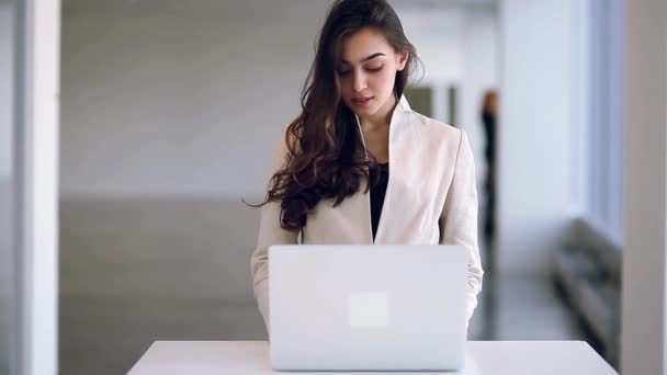 Chica Negocios Trabajando Una Computadora Portátil Sosteniendo Bebiendo Café Freelancer — Vídeos de Stock