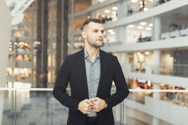  İş yerindeki durum hakkında. Başarılı genç bir adamın iş portresi..