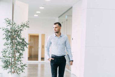 İş merkezinin etrafında dolaşıyordu. Hareket halindeki genç ve başarılı bir adamın portresi. 