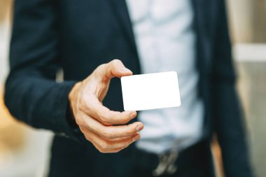  Tasarım için iş detayları. Erkeklerin elindeki boş kartvizit..