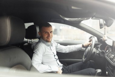 Konuşmalar, telefon görüşmeleri, görüşmeler. Arabada başarılı genç bir adamın portresi.. 