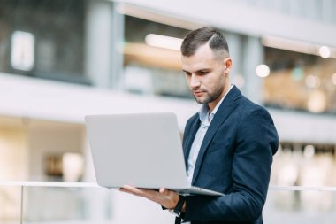 Ofis işi, iş durumu. Dizüstü bilgisayarı olan genç bir iş adamı.. 