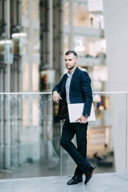 Ofis işi, iş durumu. Dizüstü bilgisayarı olan genç bir iş adamı.. 