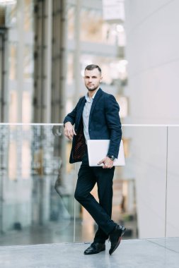 Ofis işi, iş durumu. Dizüstü bilgisayarı olan genç bir iş adamı.. 