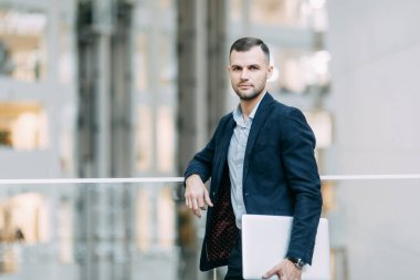 Ofis işi, iş durumu. Dizüstü bilgisayarı olan genç bir iş adamı.. 