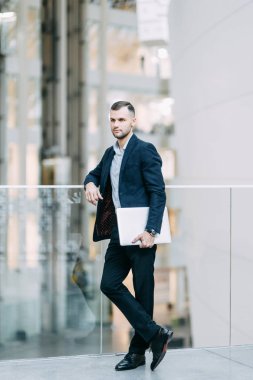 Ofis işi, iş durumu. Dizüstü bilgisayarı olan genç bir iş adamı.. 